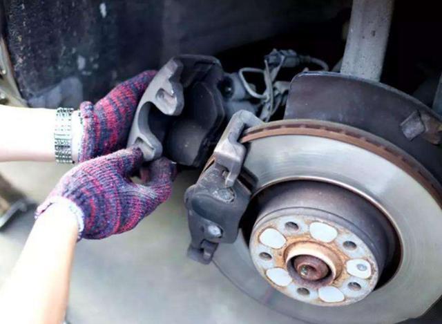 What is the replacement standard of brake pads and the function of brake pads